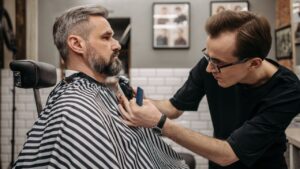 Curso de barbeiro online ou presencial qual vale mais a pena