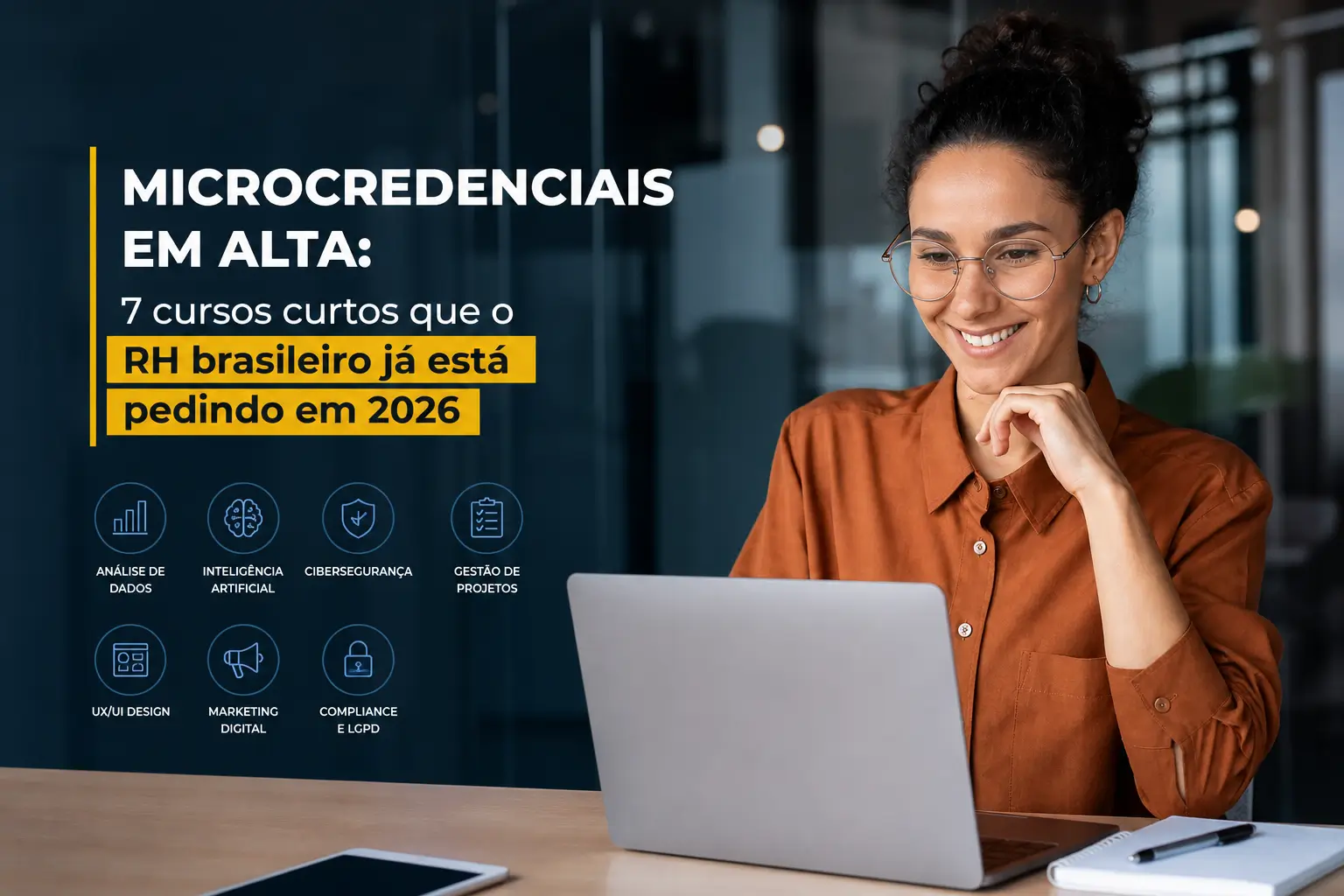 Mulher sorridente com óculos, laptop e ícones de microcredenciais em 2026
